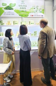 Khách hàng tham quan và làm việc với Công ty TNHH GCAP VN tại gian hàng